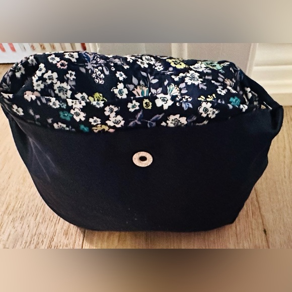 Atmosphere parka in a pocket windbreaker size medium. - Picture 3 of 4